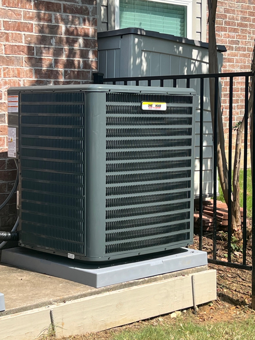 technician-looking-freon-leaks